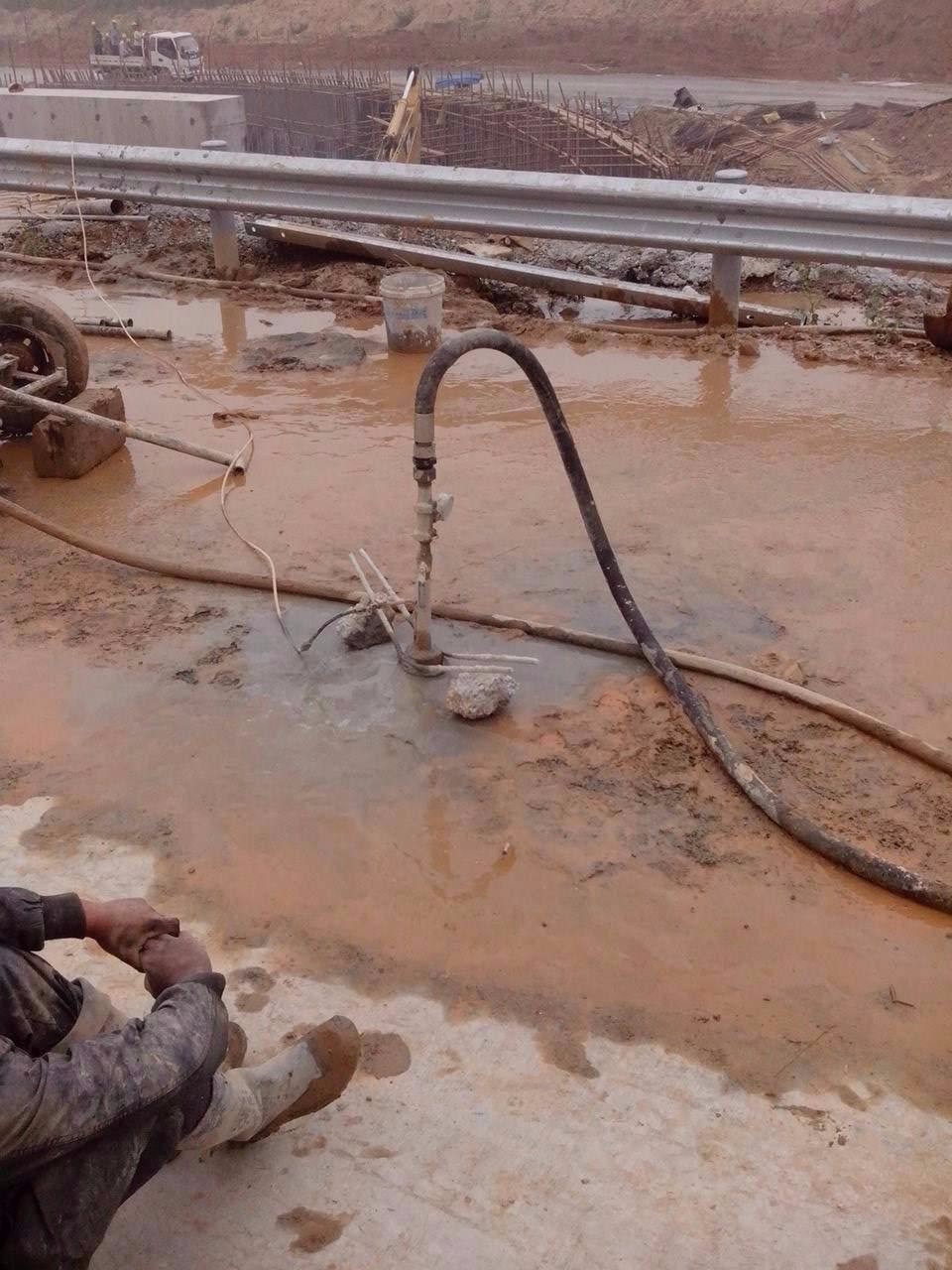 巴马路基压密注浆